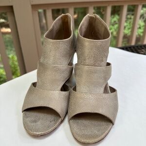 Donald Pliner Jenkin wedge heels, Women’s size 7M, metallic silver/gold